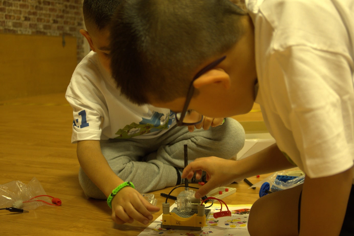 Enfants construisant des circuits électriques