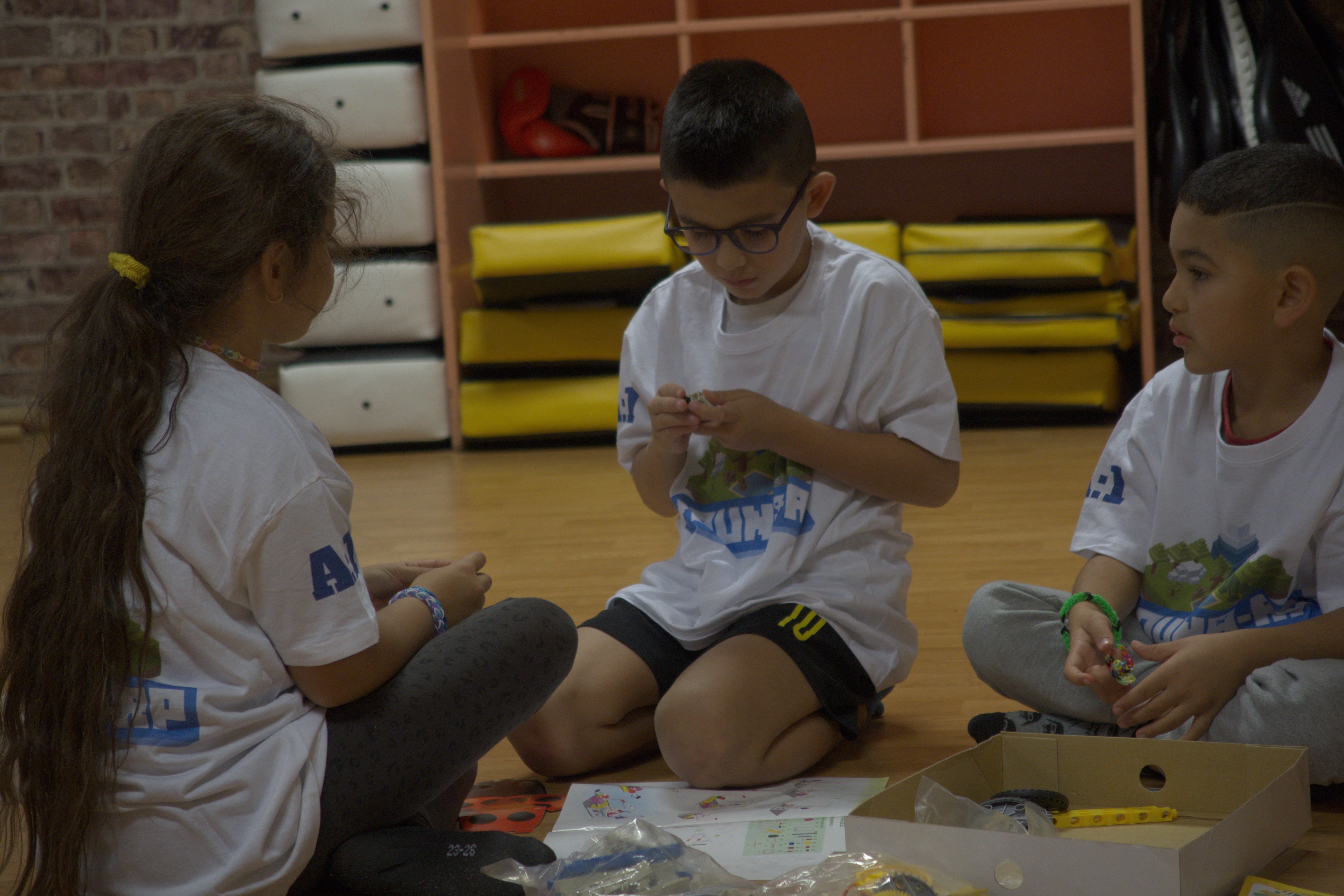 groupes d'enfants construisant des circuits électriques youna-rp